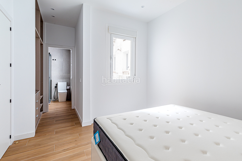 Foto dfce40b7-2779-419c-8917-c46fff280865. Alquiler apartamento piso reformado y exterior junto al retiro en Madrid