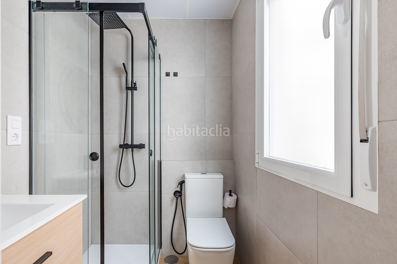 Foto f20c4267-1165-4406-8881-95b6529024ff. Alquiler apartamento piso reformado y exterior junto al retiro en Madrid
