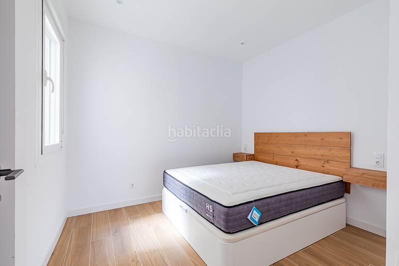 Foto f2fbd9f2-1578-4b28-9919-caf21ffbb338. Alquiler apartamento piso reformado y exterior junto al retiro en Madrid