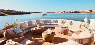 Casa a Dalt Sant Joan-Plaça Eivissa. Exclusiva y auténtica villa frente al mar en la bahía de mahón