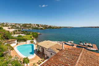 Casa a N/a. Exclusiva y auténtica villa frente al mar en la bahía de mahón
