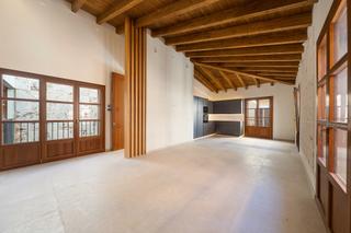 Apartament a Sant Nicolau. Ático con terraza privada, patio y garaje en edificio restaurado