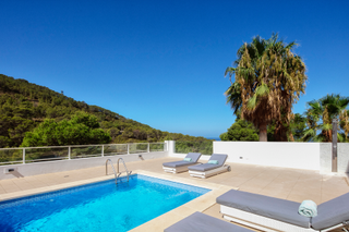 House in Cala Vedella-Cala Tarida. Elegante casa con piscina privada y vistas al mar cerca de la pl