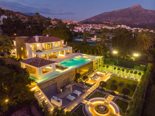 Haus in Los Naranjos. Villa elisia  la cerquilla, situada en una parcela elevada con v