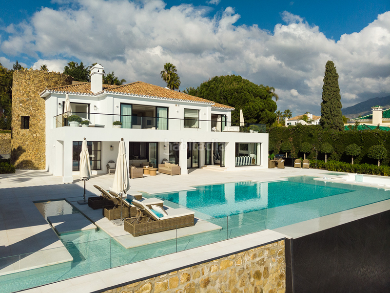 Foto b0d05911-663a-47b4-86a0-e44b8e7563d9. Casa villa elisia la cerquilla, situada en una parcela elevada con vistas al mar. en Marbella
