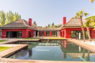 Casa a Urbanización La Moraleja. Villa moderna en venta, 1000 m, con piscina y jardín privado