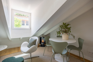 Apartament a Jerónimos. Ático abuhardillado en jerónimos