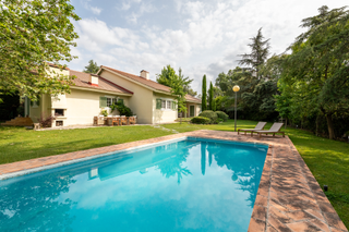 Casa en Las Lomas. Exclusiva residencia en las lomas  elegancia en una sola planta