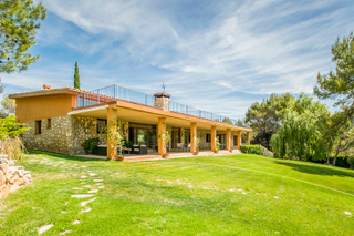 Masia a Jadraque. Finca en embalse de entrepeñas