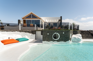 Maison à Tahiche. Villa contemporánea con diseño inspirado en césar manrique en la