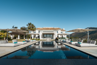 Casa en N/a. Villa con vistas panorámicas al mar y diseño exquisito en la zag