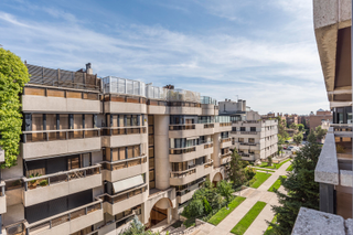 Apartament a Aravaca. Luminoso ático dúplex con piscina privada en terrazas de aravaca