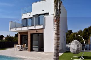 Casa a Coloma. Villa moderna con piscina en una urbanización tranquila