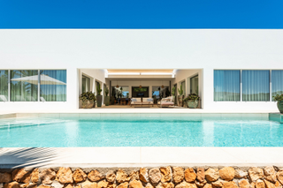 Haus in Biniancolla-Punta Prima. Vivir el lujo junto al mar villa de diseño excepcional en la cos