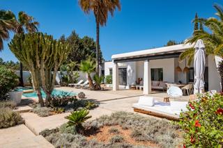 Casa a Cala Vedella-Cala Tarida. Encantadora villa de 4 dormitorios en cala tarida