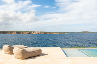 Lloguer Casa a Punta Grossa. Exquisita residencia en primera línea de playa disponible para a