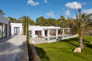 Casa a Es Cubells. Elegante villa cerca del pueblo de san josé y del aeropuerto