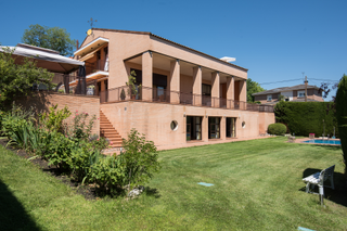 Casa a Soto de Viñuelas. Villa con piscina y jardín en soto de viñuelas