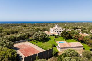Masía en Sant Lluís-S´Ullestrar-Torret. Finca rústica del siglo xviii con jardín en menorca.