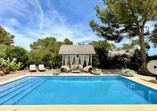 Casa a Sol de Mallorca. Villa de estilo mediterráneo y zona chillout en estilo balinés e