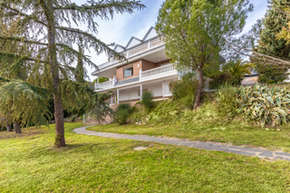 Casa a Molino de la Hoz. Chalet en prestigiosa zona de madrid  privacidad y confort con v