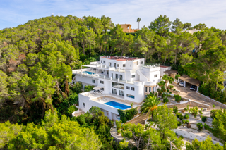 Casa a Can Furnet. Amplia villa con vistas y dos piscinas en can furnet