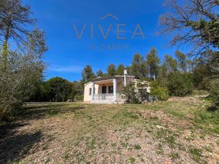 Casa en Sant Salvador de Guardiola. Casa unifamiliar aislada con 1 hect�rea de terreno y piscina en