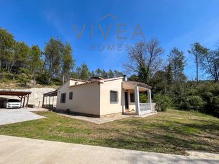 Casa a Sant Salvador de Guardiola. Casa unifamiliar aislada con 1 hect�rea de terreno y piscina en