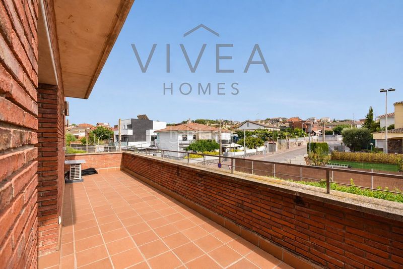 Foto 597c8b56-486c-40bd-be56-267825346aeb. Casa amb calefacció aparcament piscina a Can Rull Sabadell