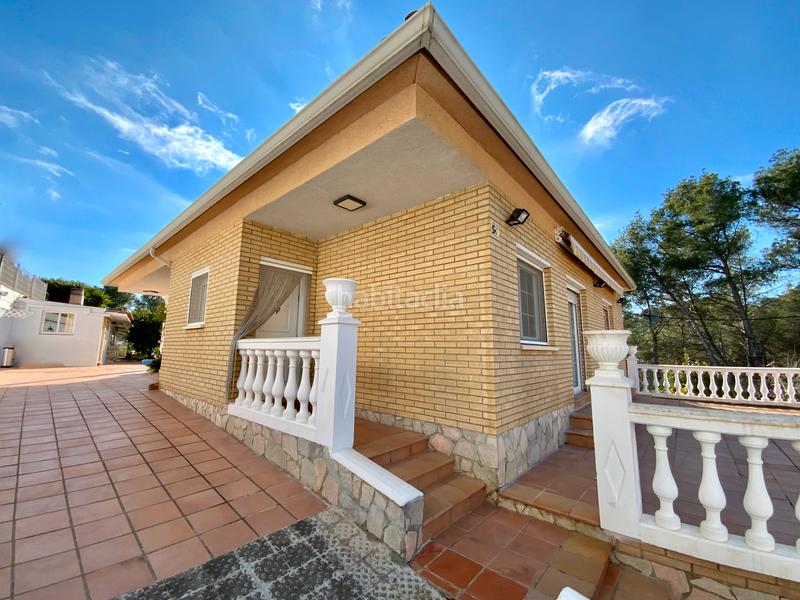 Foto c598b2e6-a8c3-436a-859f-58bc4b46aaff. Casa  con garaje de 200m2 y solar de 857m2 en Rubí