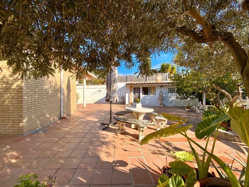 Foto cd25d139-d89f-4e35-b0d2-c1e294dcb394. Casa  con garaje de 200m2 y solar de 857m2 en Rubí