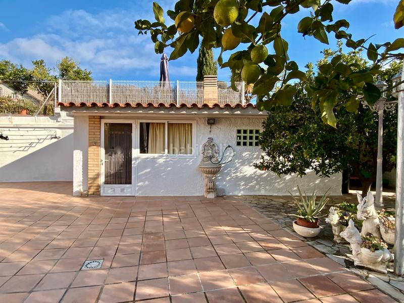 Foto f651cb90-7333-4223-be3c-e8a5bb7f9940. Casa  con garaje de 200m2 y solar de 857m2 en Rubí