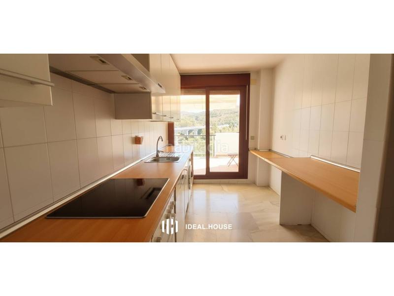 Foto d5dcb7be-523e-4f8d-a09f-4cfa6e4f7754. Dúplex  en venta en urbanización parque botánico, benahavis, málaga en Benahavís