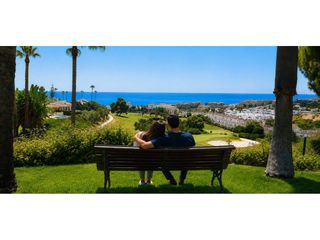 Appartamento  Urbanizacion fuente de la duquesa. Piso muy luminoso con vistas al mar y al golf  3 dormitorios  pu