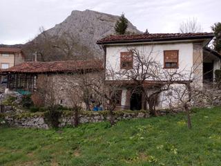 Masia a Entrago 8. Casa para reformar en venta con terreno, hórreo, cuadra y pajar