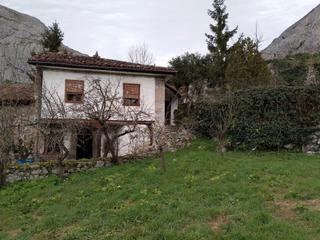 Mas à Entrago 8. Casa para reformar en venta con terreno, hórreo, cuadra y pajar