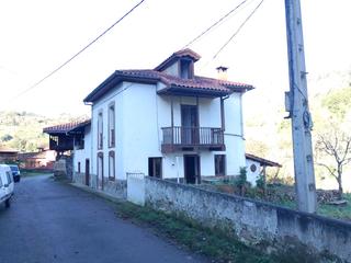 Masia en Calle alcubiella 12. Casa para reformar con terrenos en venta en alcubiella. grado. a