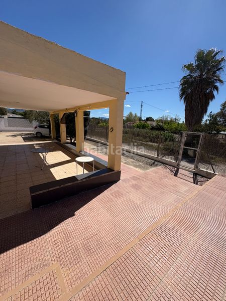 Foto c6a41e93-b05c-41e0-92d1-220f74a6a7cc. Masia amb xemeneia aparcament piscina a Onil