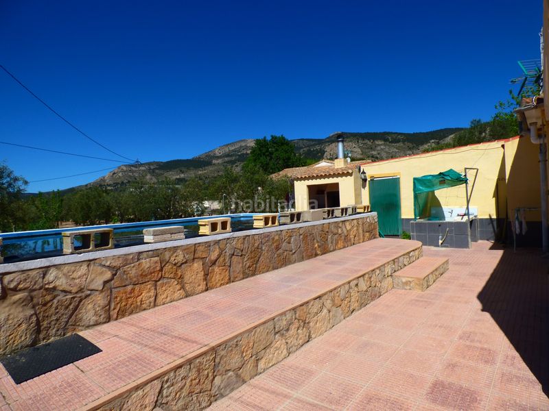 Foto de18d15c-03ff-4ded-839d-6c3300c9edd2. Masia amb xemeneia aparcament piscina a Onil