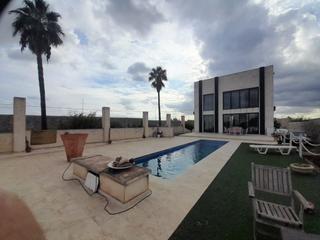 Casa en Crevillente. Espaciosa casa con amplios espacios y acabados de lujo.