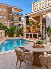 Casa adossada a Gran Playa. Se vende encantadora casa de esquina a solo 250 m de la gran pla