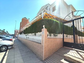 Lloguer Casa adossada a Gran Playa. Bajo con piscina comunitaria en avenida zaragoza  850 mes