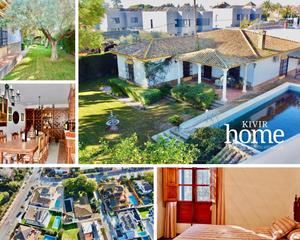 Casa  Jacinto benavente. Chalet con piscina y bodega en gines