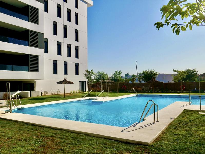 Foto 6b933f8f-ea53-4d76-be65-36149b2250e3. Alquiler piso  Entrenúcleos con garaje, trastero y piscina en Dos Hermanas