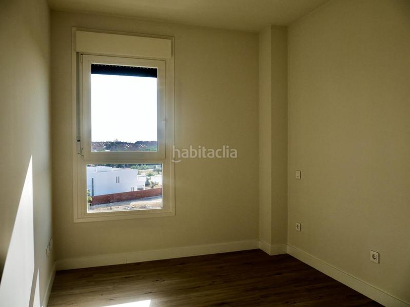 Foto f20dbd4e-d96b-478a-8f9b-d0d32e8775b0. Alquiler piso  Entrenúcleos con garaje, trastero y piscina en Dos Hermanas