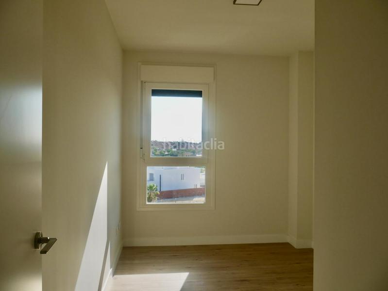 Foto f2a5d258-0571-41c3-8927-9f7d2bda0772. Alquiler piso  Entrenúcleos con garaje, trastero y piscina en Dos Hermanas