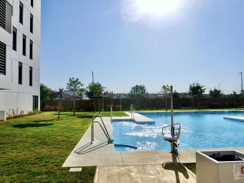Foto f6985065-6c91-48f8-9023-db47b6b7bc24. Alquiler piso  Entrenúcleos con garaje, trastero y piscina en Dos Hermanas