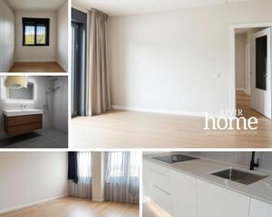 Appartement à De irlanda 11. Piso vpo en los bermejales con garaje y trastero