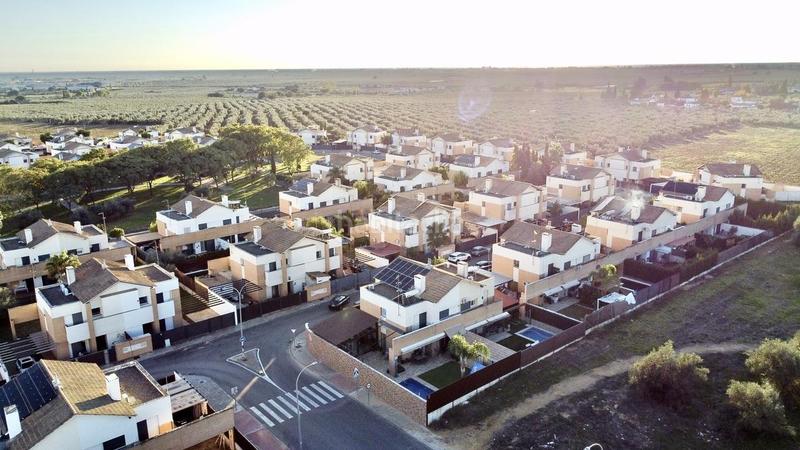 Foto 63cd16be-42d6-4673-886f-a495756dcd63. Casa pareada chalet pareado en Loreto Espartinas