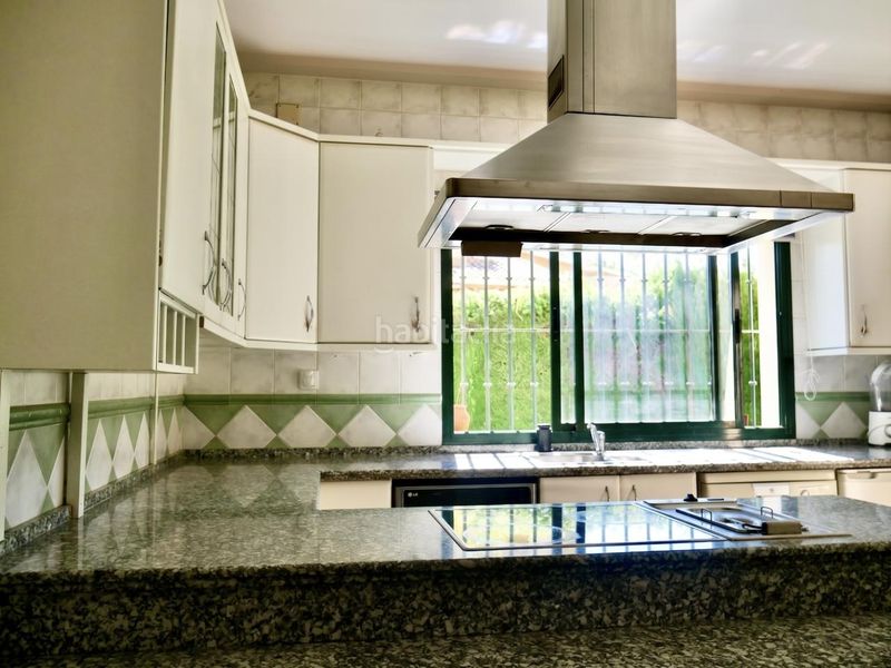 Foto 11ad35e9-3adc-4bd6-9471-720dc8daac2c. Casa amb aparcament piscina a cerros de Montequinto Montequinto